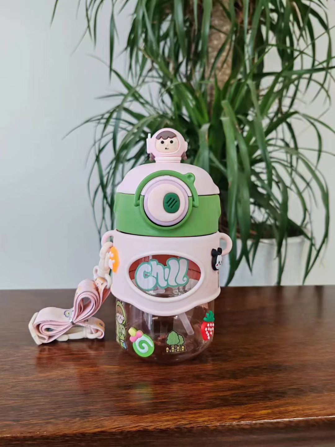 Taza de agua de plástico para niños con diseño planetas y astronautas, taza con pajita de dibujos animados de alto valor facial, venta directa de fábrica en línea.