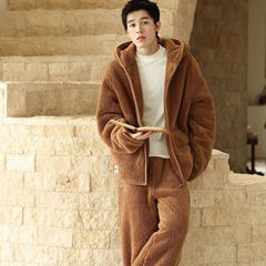 秋冬モデルの男性は暖かいベルベットを厚くして帽子をかぶっています。