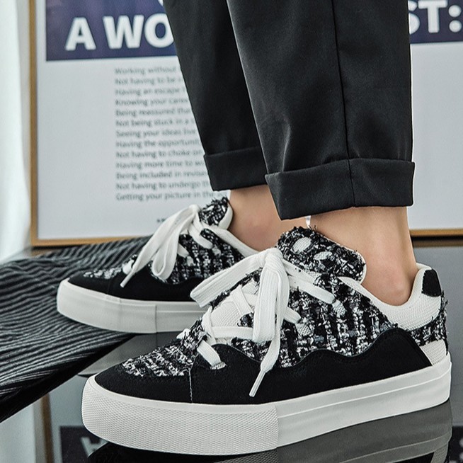 Diseño de nicho negro y blanco pequeño pan de fragancia zapatos de mujer tela de piel zapatos blancos pareja alta moda zapatos de skate