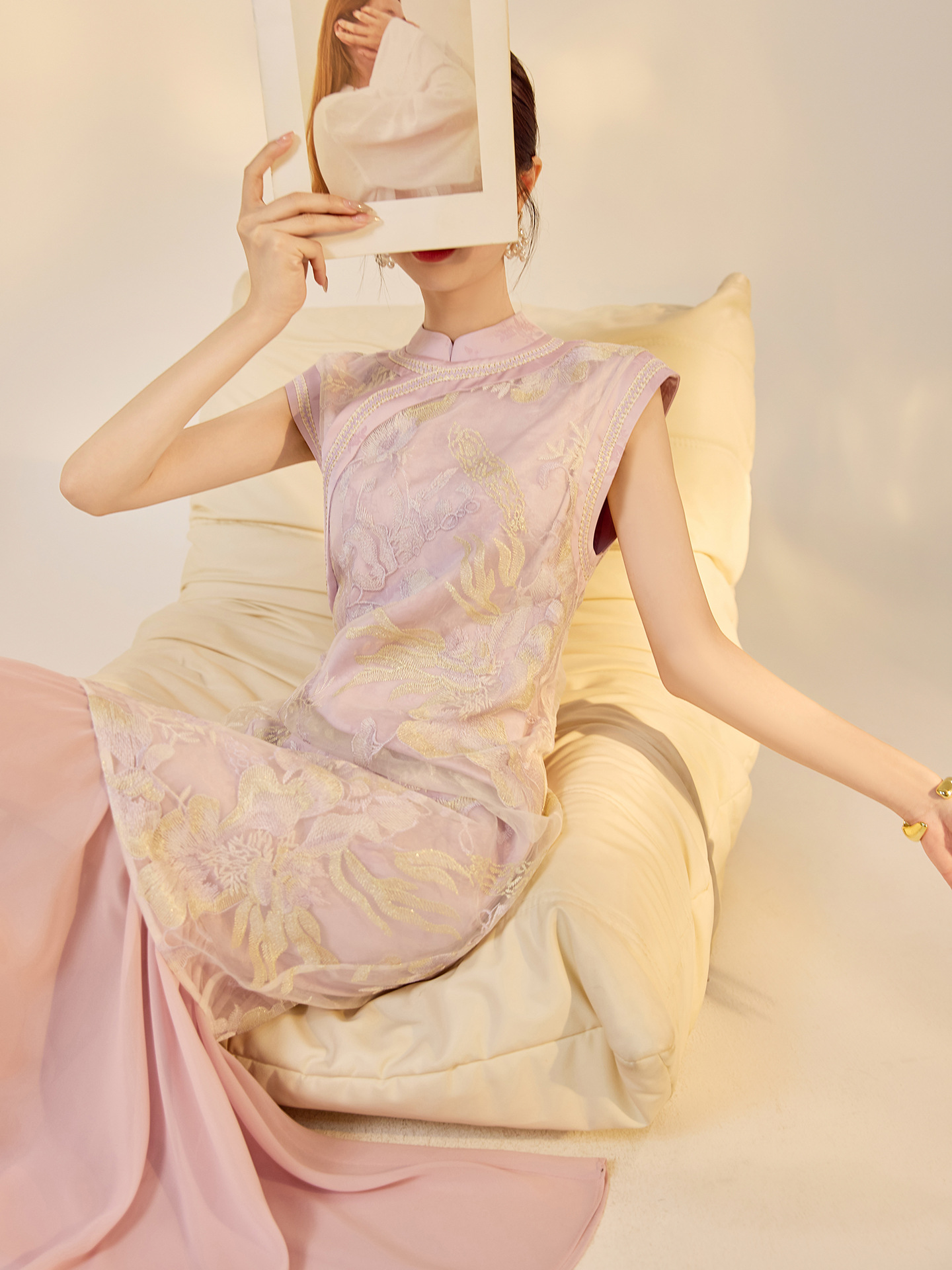 Đầm sườn xám cổ đứng tay lỡ in họa tiết đính cườm cao cấp phong cách Tân Trung Hoa — màu vàng, màu tím
