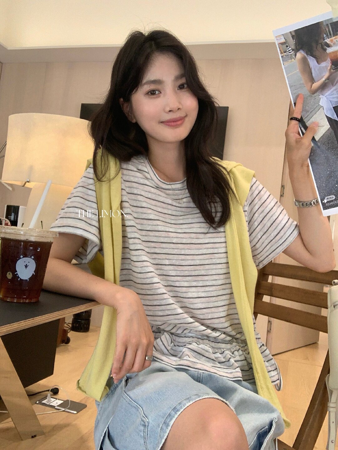 Áo thun nữ tay ngắn cổ tròn sọc kẻ phối bèo nhún, thiết kế eo rút dây thời trang — màu đen, màu trắng chi tiết 45