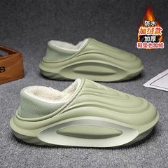 綿のスリッパの男性の冬の保温は厚い底の男性の家の外で滑り止めの防水のカップルの冬のかかとの綿の靴を着ます。