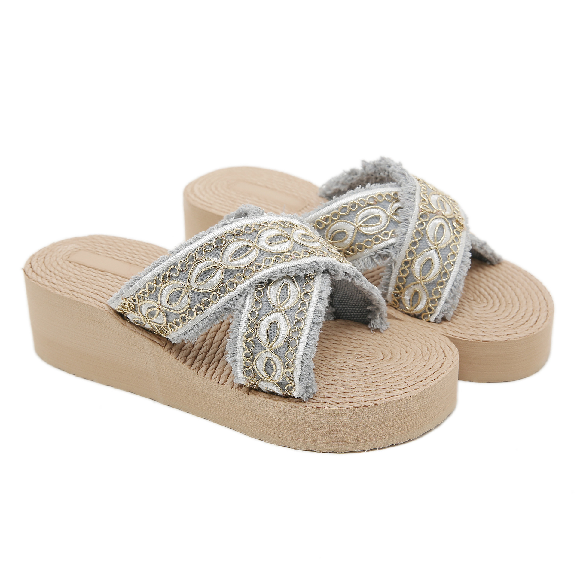 Nuevas zapatillas bordadas con suela gruesa para mujeres en verano con bordas coreanas cruzadas con muffins zapatillas frías de playa vacacionales
