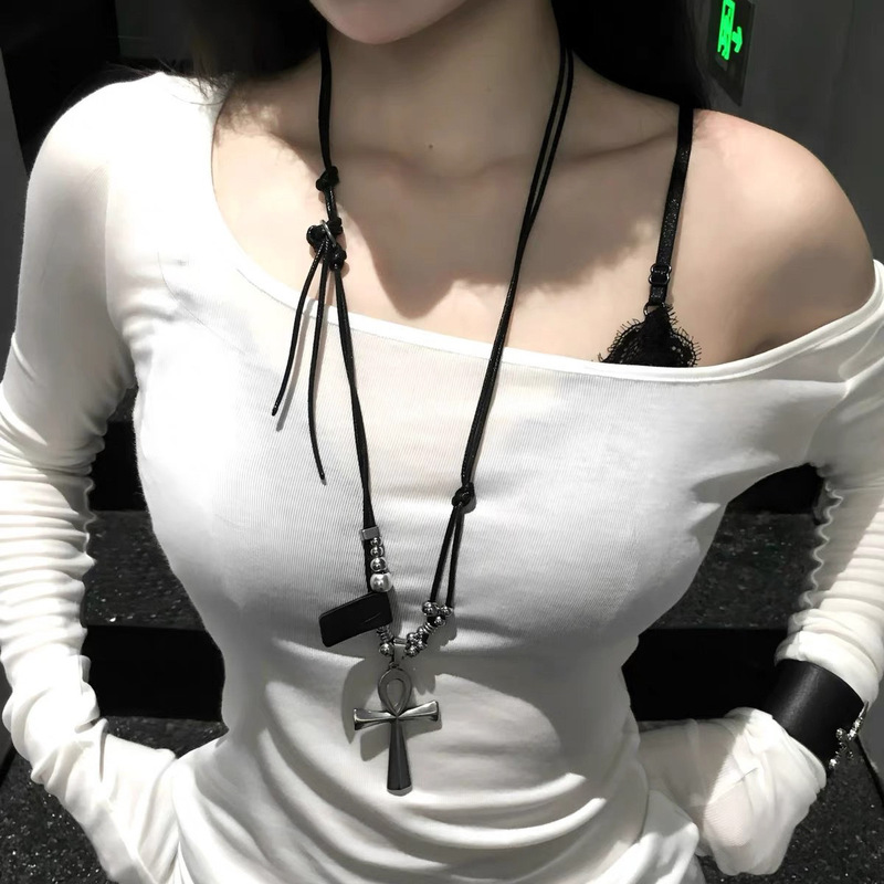 銀色の百合編みのバッグとペンダントのネックレスの高級感があります。|undefined