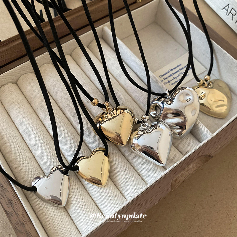 Nuevo producto Pliegues exagerados Amor Collar colgante Mujer Estilo dulce y fresco Cadena de clavícula de todo fósforo Lujo ligero Joyería de alta calidad al por mayor