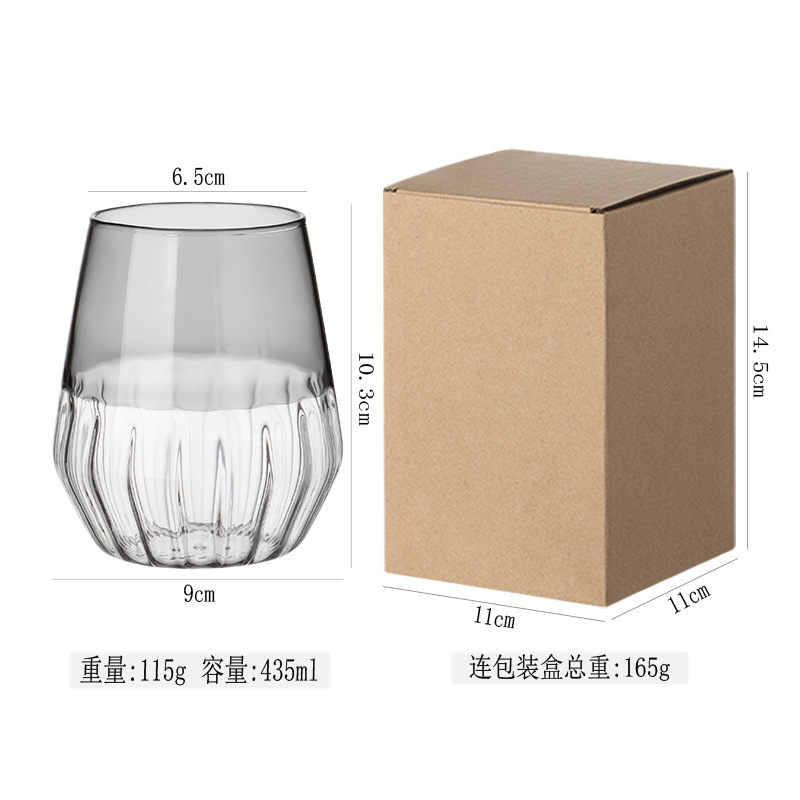 Taza de agua gris a rayas