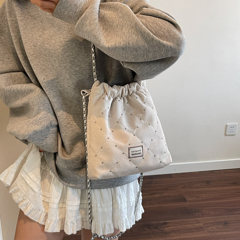 Bolsa de balde de verano popular para mujeres 2025 nueva cadena de diamante pequeña bolsa de hombro de viento fragante nicho bolsas debajo de las axilas