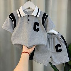 夏の男の子の半袖のスーツの韓国版poloのシャツの新型の現物のネットの赤い薄いタイプのレジャーの運動の半袖の服の潮