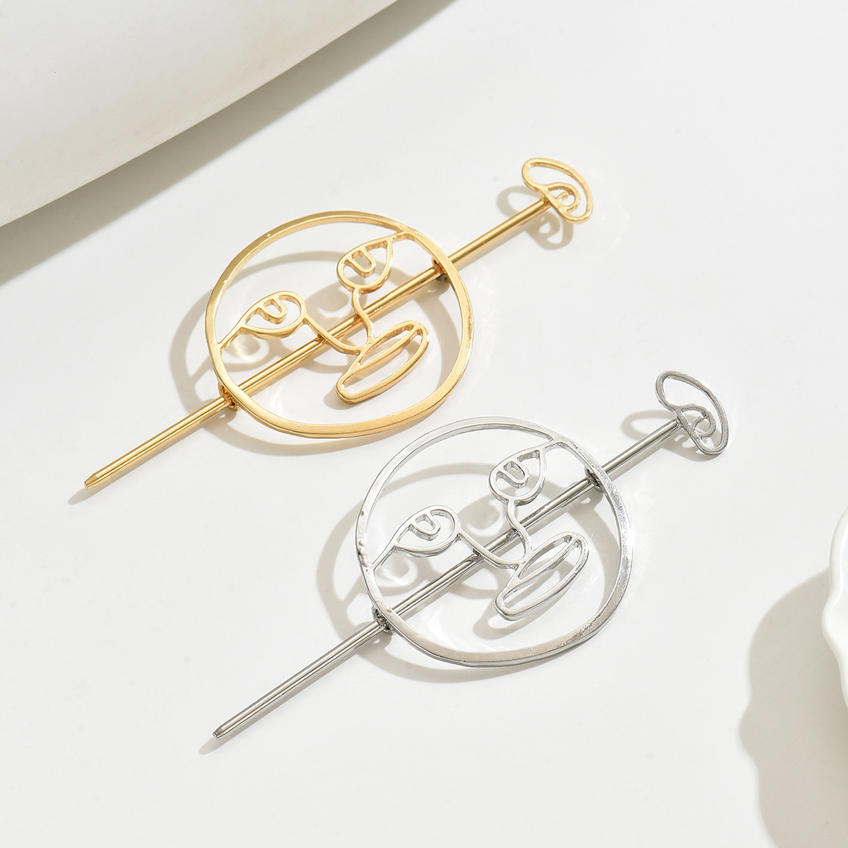 Europa y los Estados Unidos exageraron joyas transfronterizas joyas para el cabello mujeres brillante metal hueco rostros horquillas para el cabello de aleación Amazon