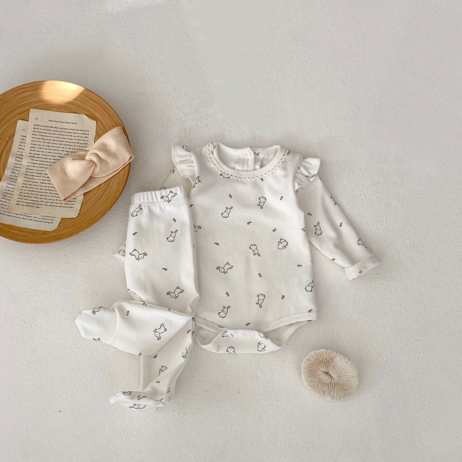 2024 Frühling 0-3 Jahre alte weibliche Baby gedruckt kleine fliegende lange Ärmel Ha Taschen Hintern Overall Crawler Kleidung_voghion.com