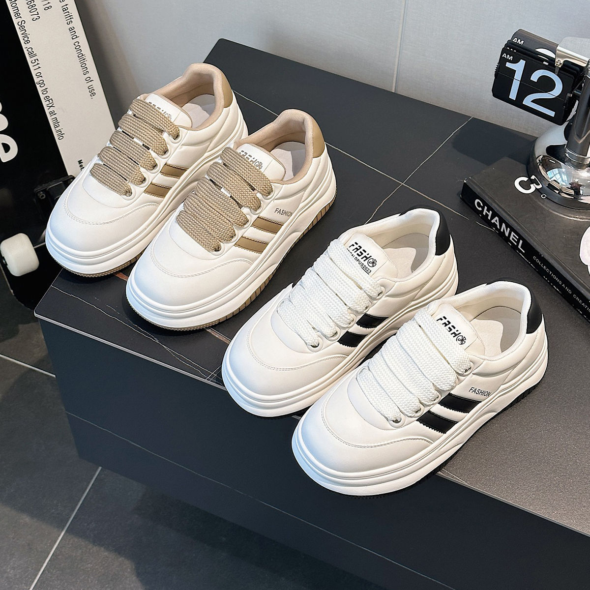 Pequeños zapatos blancos de primavera de 2024 para mujeres nuevos zapatos de skate casuales ligeros versátiles con suela gruesa y alta zapatos de pan de deporte