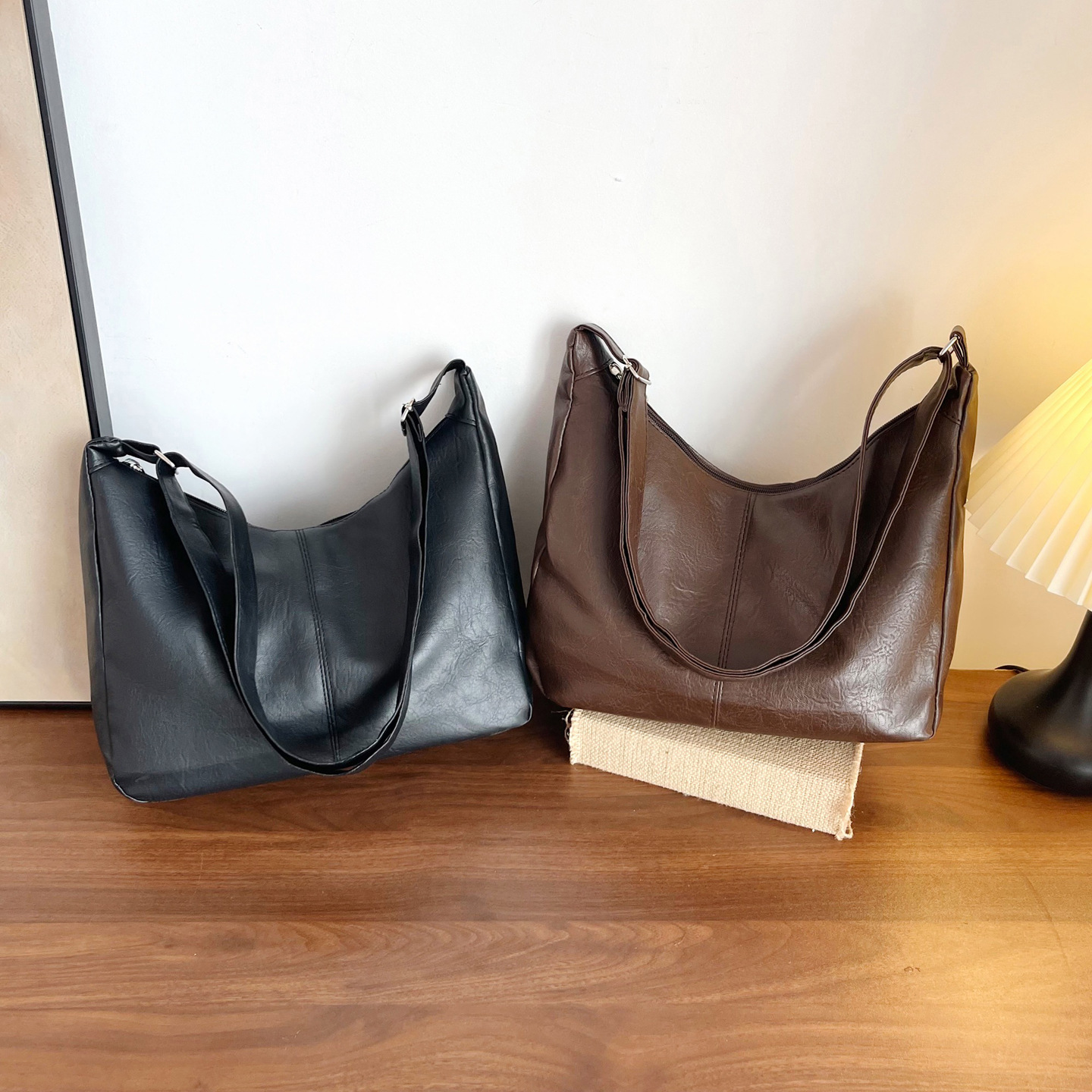 Underarm bag with PU leather, high-end feel, simple and trendy, same style as popular online, vintage fashion, trendy, waterproof, lightweight women's bag