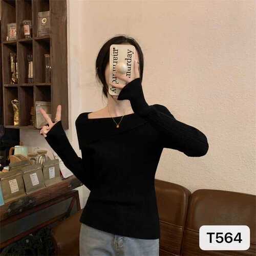 Off-shoulder knitted base shirt for women, autumn wear—irregular layered sweater with French-inspired high waist and bare-shoulder design, featuring long sleeves that highlight the collarbone.