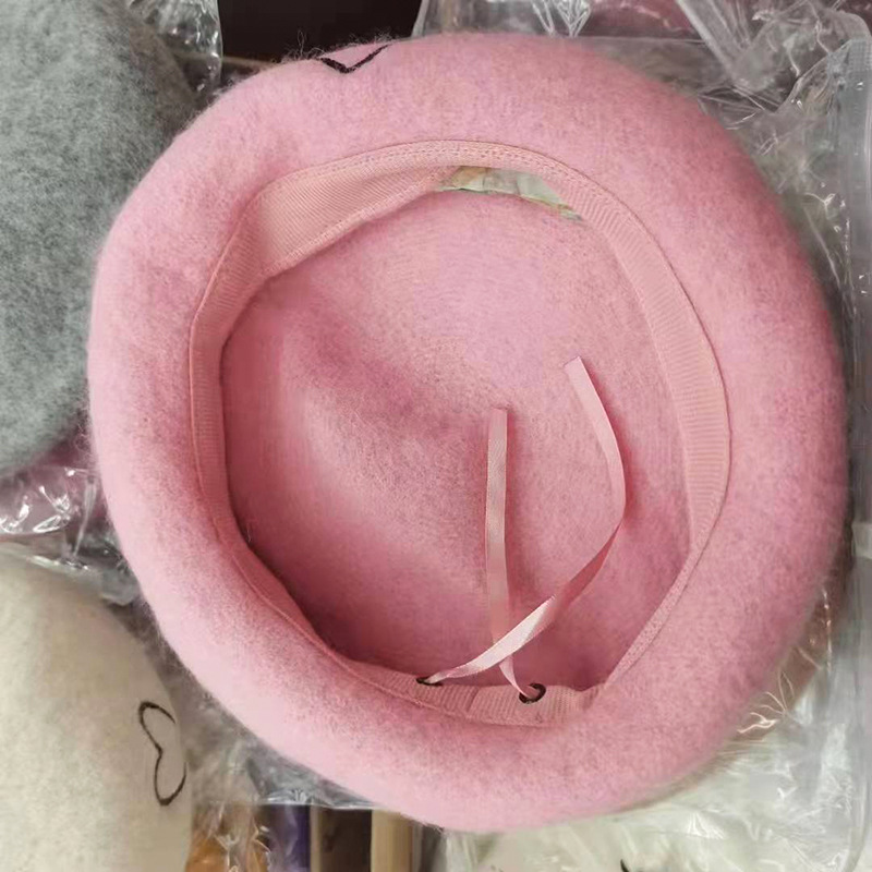 ネットの赤い愛の刺繍のベレー帽の女性の秋冬の百合のウールの帽子の甘い復古の文芸の画家の帽子の卸売り|undefined