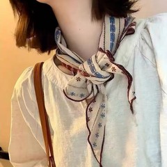 文芸風の春夏の三角タオルの純色のスカーフの首の小さい襟のスカーフのシルクのスカーフの百合の韓国版の写真はシルクのスカーフを組み合わせます。