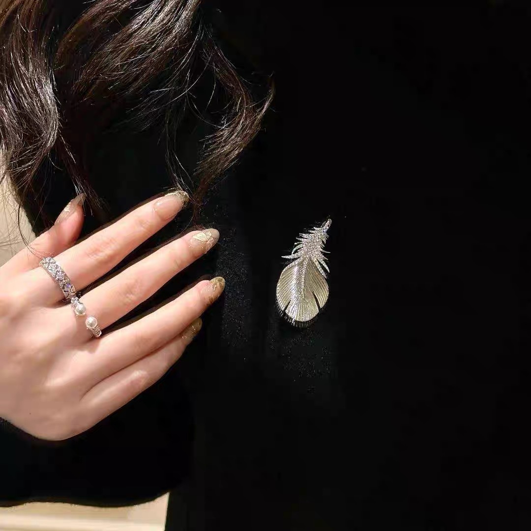 멀티 착용 깃털 브로치 목걸이 여성의 가벼운 고급 값 비싼 하이 엔드 센스 스웨터 세트 CORSAGE 가을과 겨울 액세서리 핀