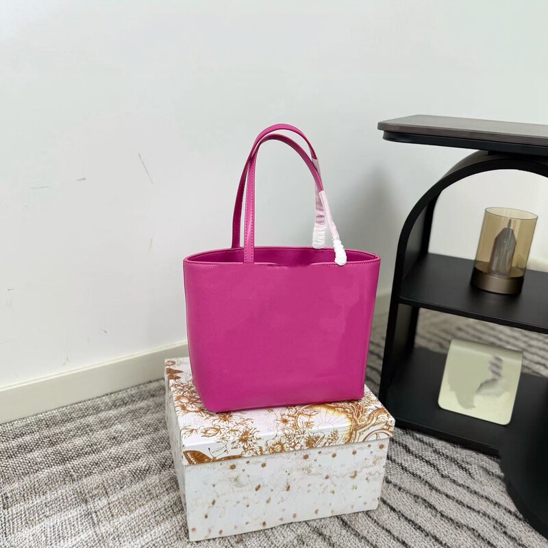 Dolce & Gabbana tote bag is a super practical item with a good capacity, easily accommodating everyday essentials Dolce & Gabbana tote bag is a super practical item with a good capacity, easily accommodating everyday essentials