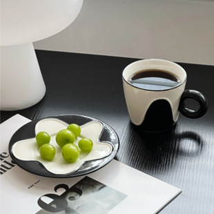 Wholesale high-value black and white wavy ceramic coffee cup butterfly suit underglaze color craft mug latte cup
