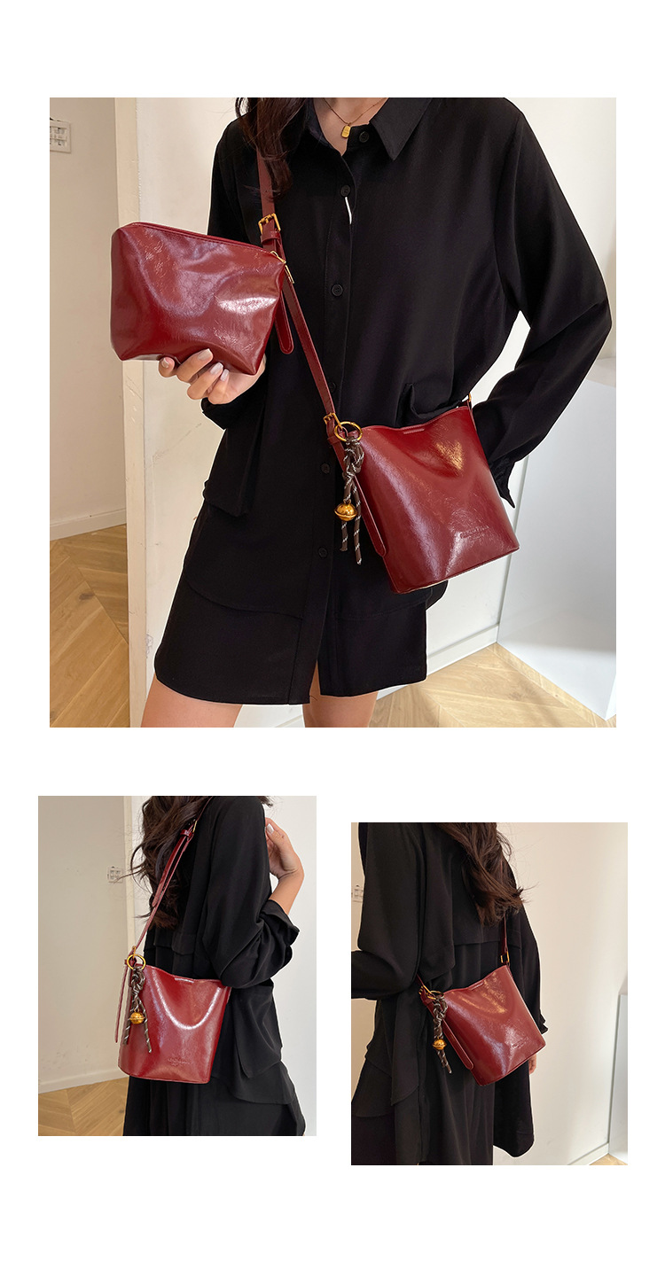 This year, the retro and fashionable women's 2024 new models are popular. This year, single-shoulder crossbody bags, large-capacity hand-held bucket bags, and cross-border bags are all in vogue undefined