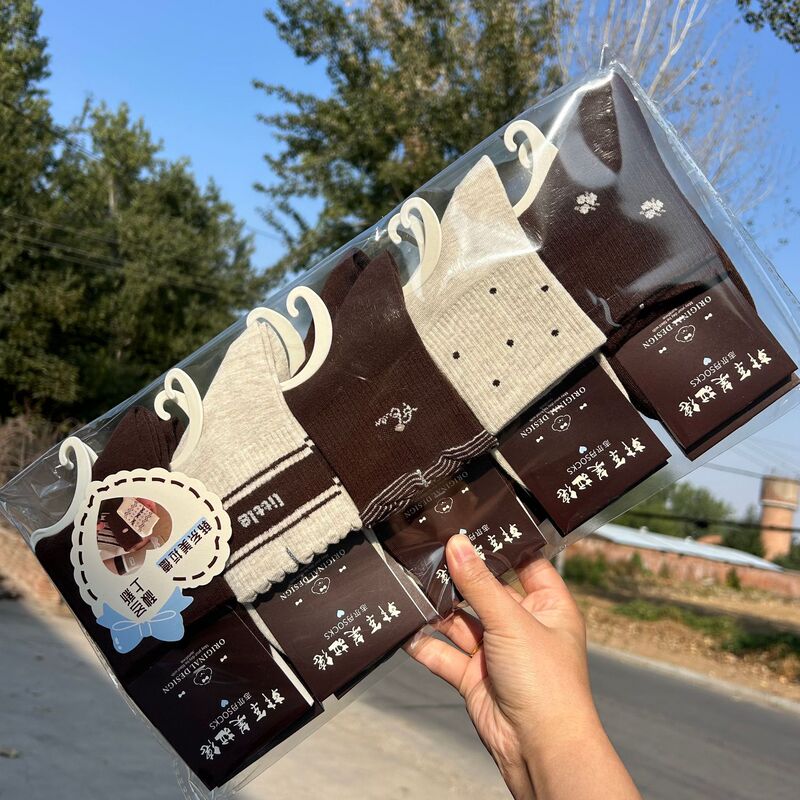 Zhi Er Dan's new autumn and winter women's mid-calf socks in Japanese and Korean style, gray oatmeal cartoon socks, sporty college trend socks Zhi Er Dan's new autumn and winter women's mid-calf socks in Japanese and Korean style, gray oatmeal cartoon socks, sporty college trend socks