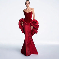 2025春夏欧米の外国貿易クロスボーダーの婦人服は胸のベルベットのタイトなロングスカートの花が手に入るドレスのワンピースを塗ります。