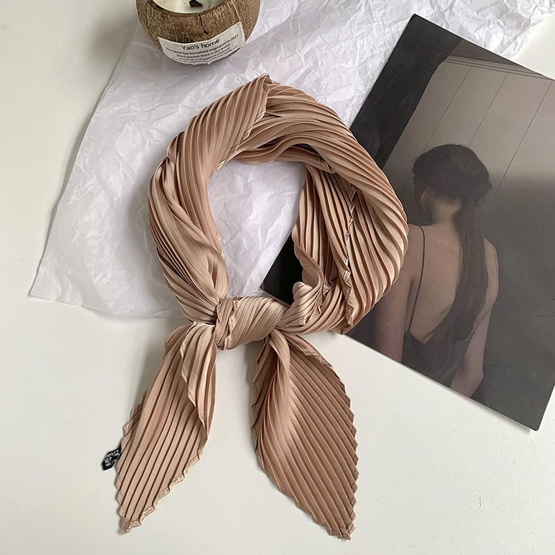 Pañuelo de seda de alta calidad nuevo estilo de color sólido arrugado bufanda de seda para mujer bufanda en forma de diamante versión coreana de la bufanda de seda de imitación pequeña bufanda en la cabeza banda para el cabello