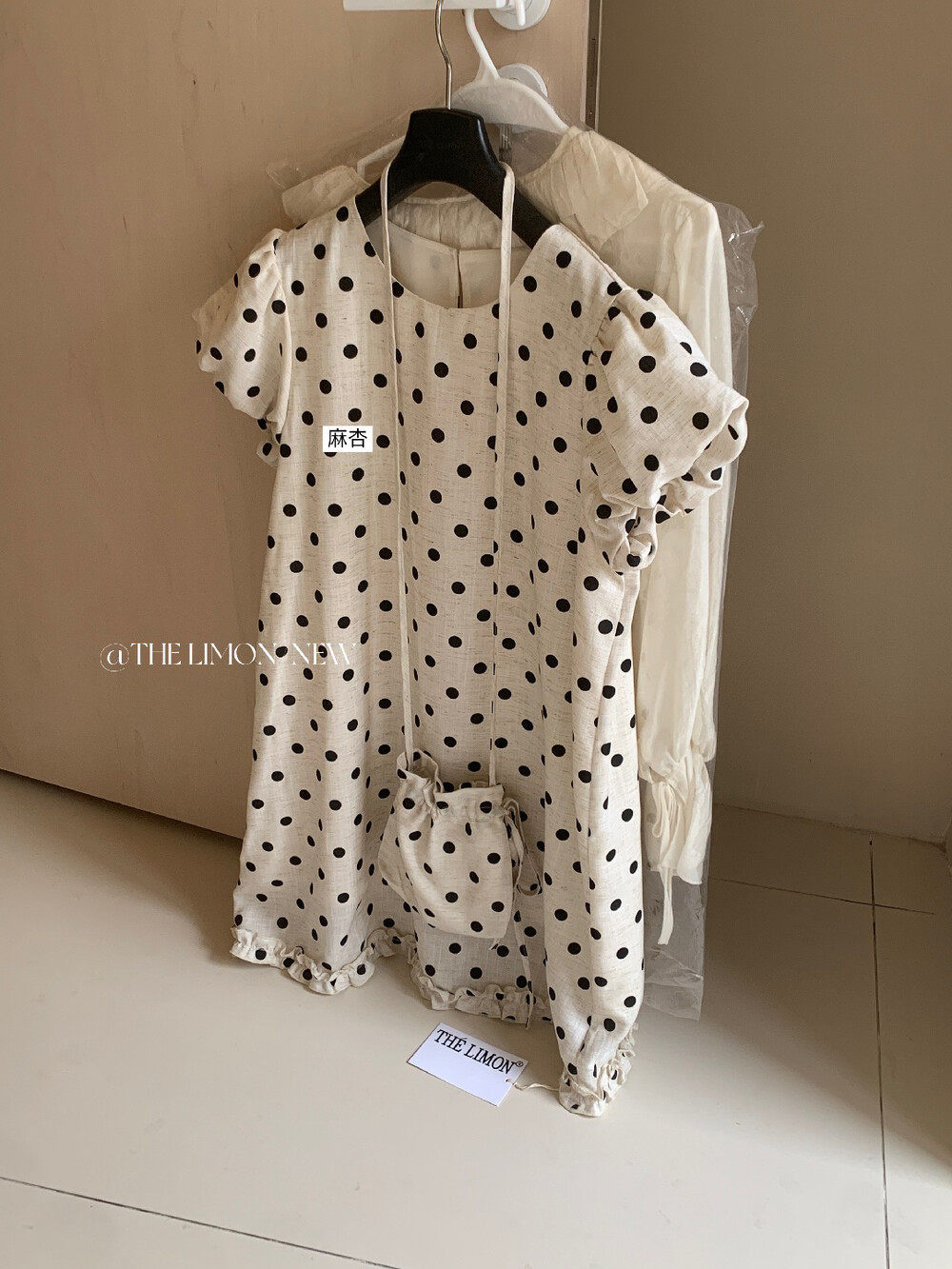 Đầm maxi nữ chất liệu tencel linen chấm bi tay bồng cổ điển — Gai mè chi tiết 3