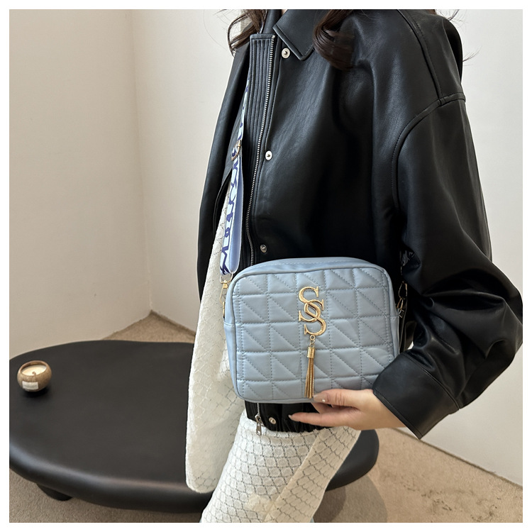 A simple and fashionable single-shoulder women's bag with diamond-shaped embroidery thread in 2024, a fresh and stylish crossbody bag with a trendy and fashionable small square style undefined
