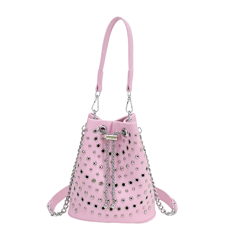 La versión coreana de nicho Zhong remaches bolso de cubo portátil para mujeres 2026 nueva textura transfronteriza de alta calidad lujosa mochila de hombro ligera