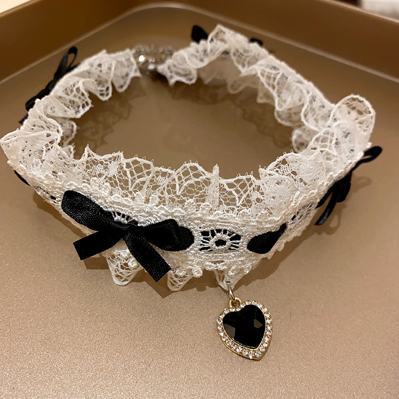 Collar de diamantes con incrustaciones de perlas de flores de tela, collar de diseño fresco y dulce, collar de alta gama de nicho Mori al por mayor