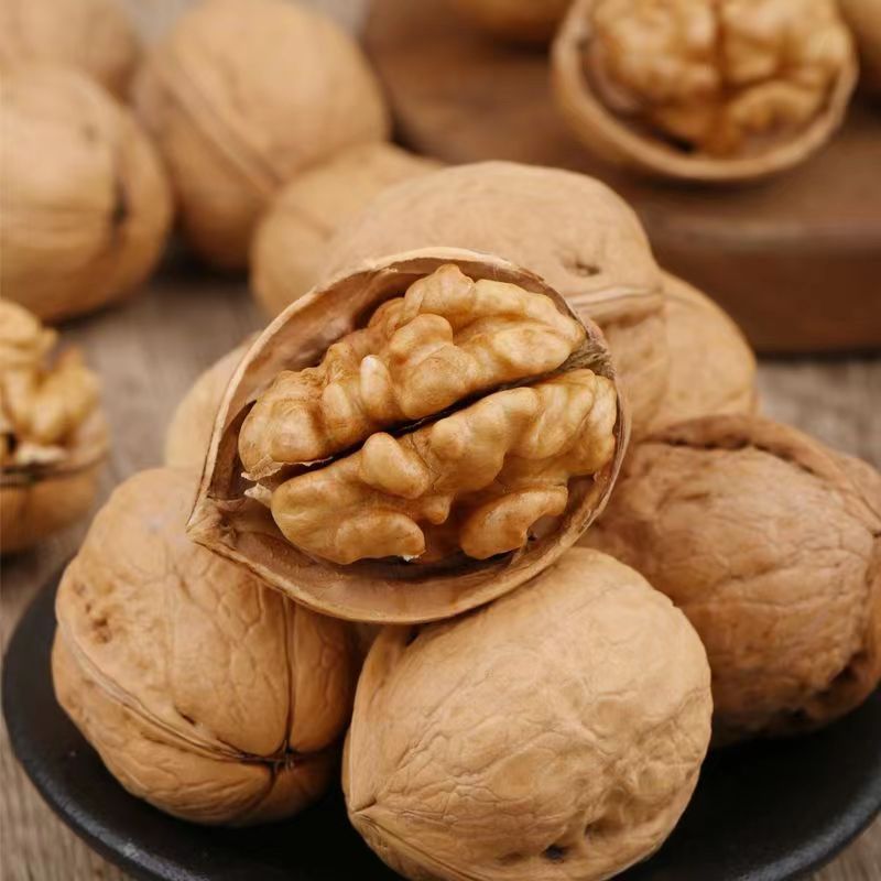 Wholesale distribution of 500g Xinjiang paper-pulp shelled walnuts, Aksu hand-peeled original flavor New Year snacks walnuts