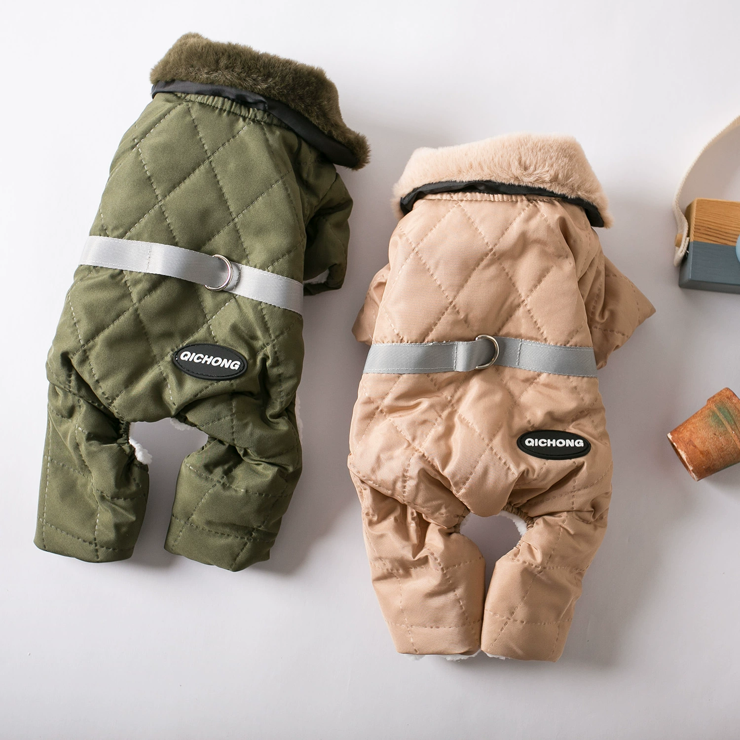 Собаки могут тянуть одежду зимой, чтобы утолщить хлопчатобумажную одежду