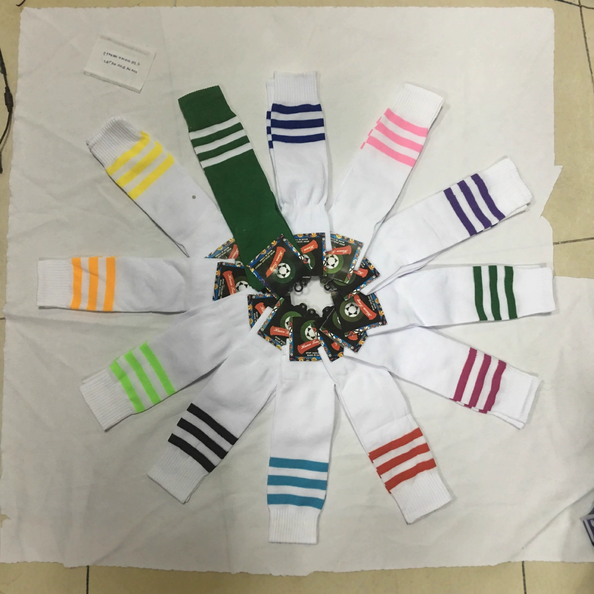 Костюм черлидинга в том же стиле Girls' Generation, подходящий к футбольным носкам и платку.