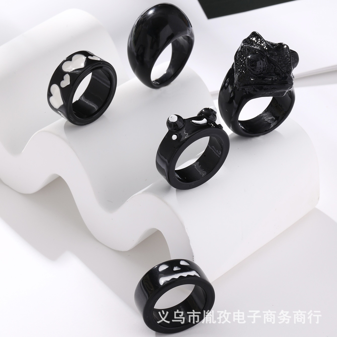 Transfronteriza nueva diversión de dibujos animados resina negro tridimensional anillo rana pintura aceite amor anillo traje al por mayor