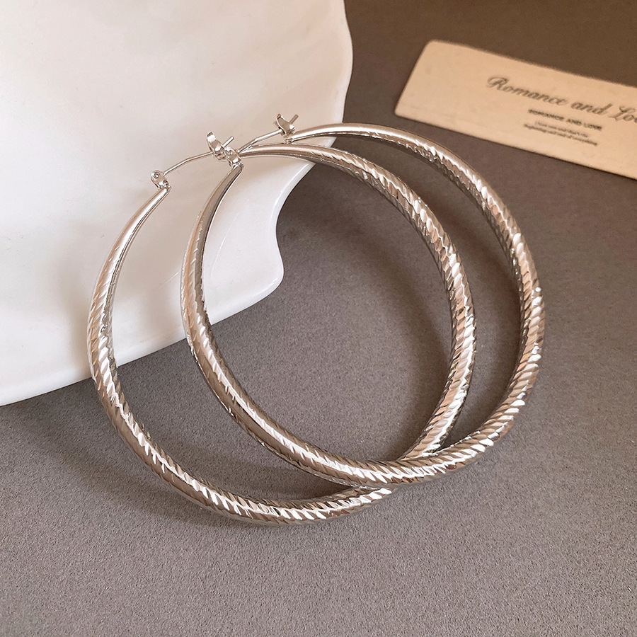 Nicho de diseño de plata amor geometría bola aguja de plata pendientes transfronterizos venta caliente minimalista viento frío fábrica de alto nivel image 8
