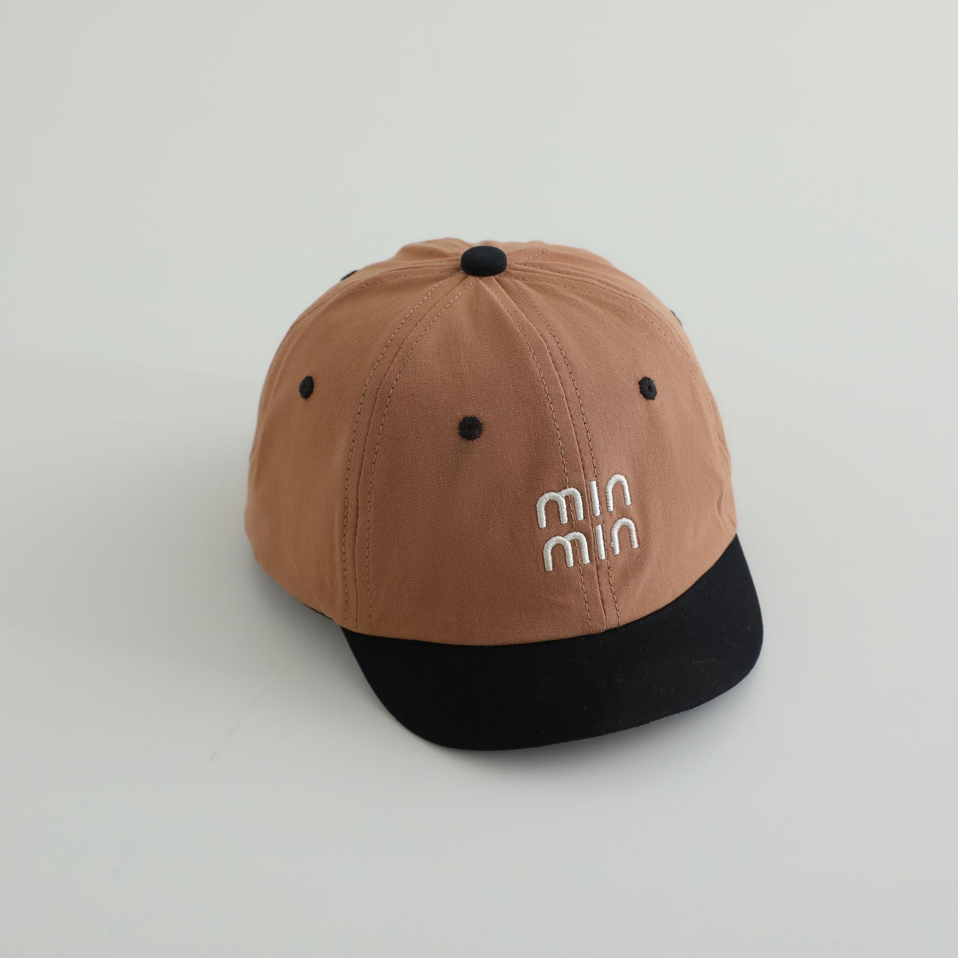 Sombrero de pato para bebés bordado letras de borde corto estilo extranjero sombrero para niños primavera y otoño sombrero de béisbol marea de verano