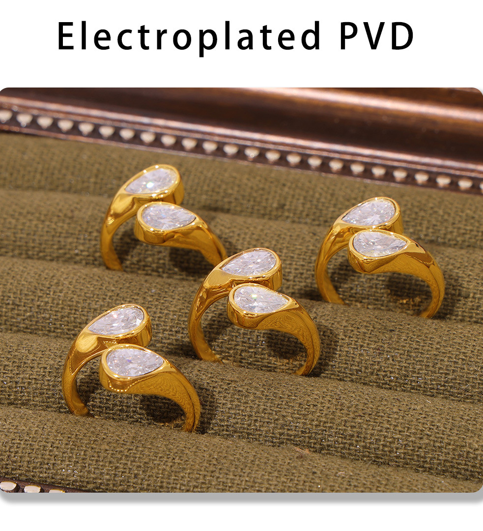 Anello aperto in acciaio al titanio con doppia goccia d'acqua e zircone quadrato 3A, colore PVD conservato, da donna_voghion.com