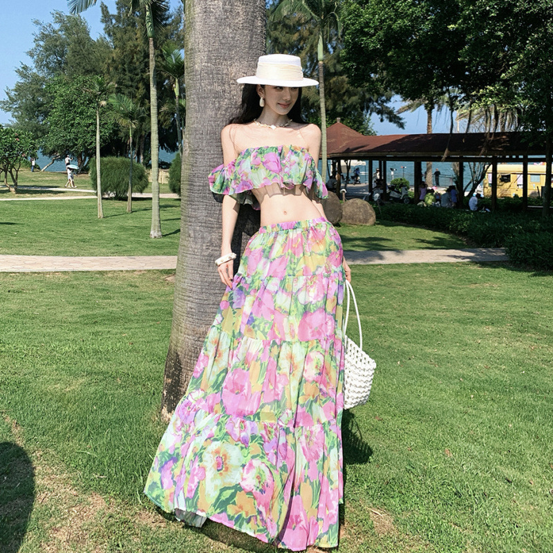 Vacation Floral Print Set for Women: Summer Off-Shoulder Tube Top and High-Waisted Skirt Two-Piece Beach Outfit Vacation Floral Print Set for Women: Summer Off-Shoulder Tube Top and High-Waisted Skirt Two-Piece Beach Outfit