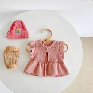 Вязаный жилет-кардиган для малышки с ажурными рукавами-крылышками однотонный