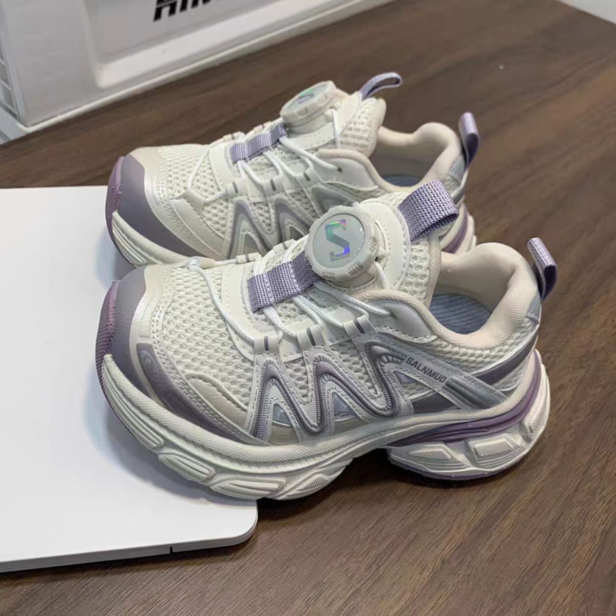Zapatos deportivos de niñas 2026 primavera nuevos zapatos de papá para niños zapatos casuales de red para niños grandes tendencia de zapatos de carrera