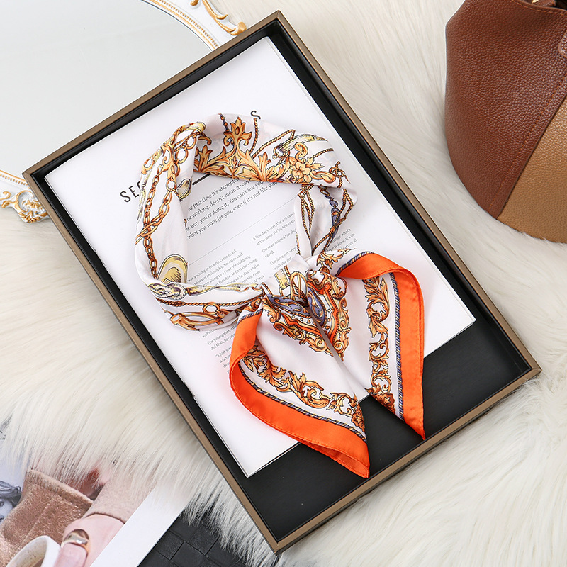 Transfronterizos primavera y otoño nueva cadena de seda cuadrada impresa retró bufandas de cuello de transporte universal bufandas de seda damas sensación de alto nivel