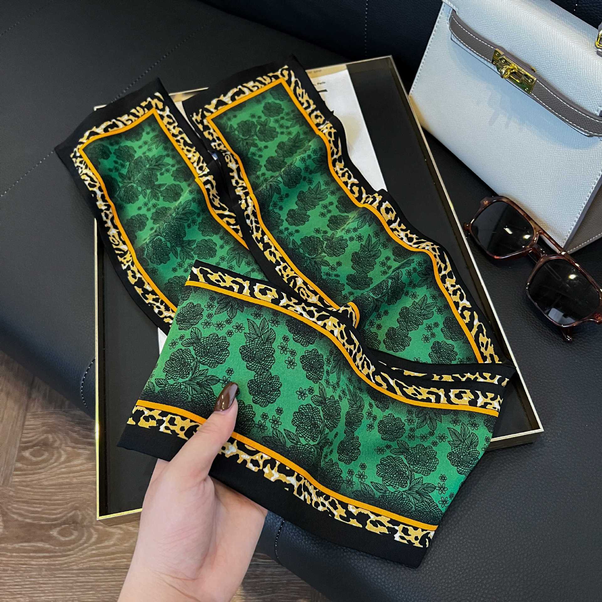 Nueva bufanda de seda pequeña banda larga estrecha para el cabello mujer estilo primavera y otoño moda madre bufanda estilo verano estilo fino serpentina bufanda al por mayor