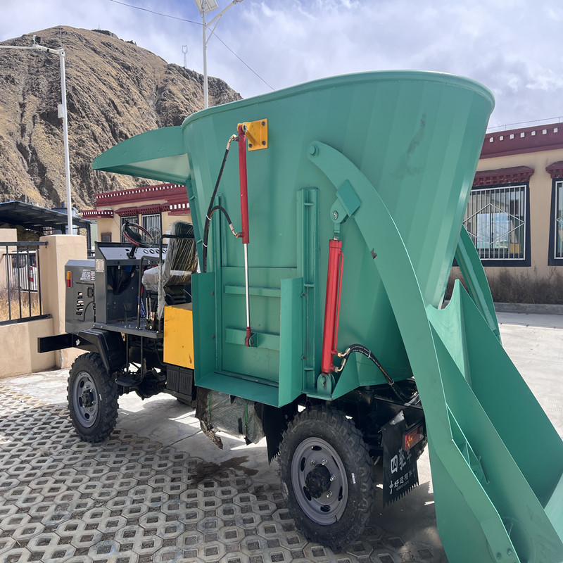 Vehículo de alimentación automática de granja de ganado moderno de tres ruedas TMR esparcidor de material 5 máquina de mezcla y esparcimiento en vehículo cúbico