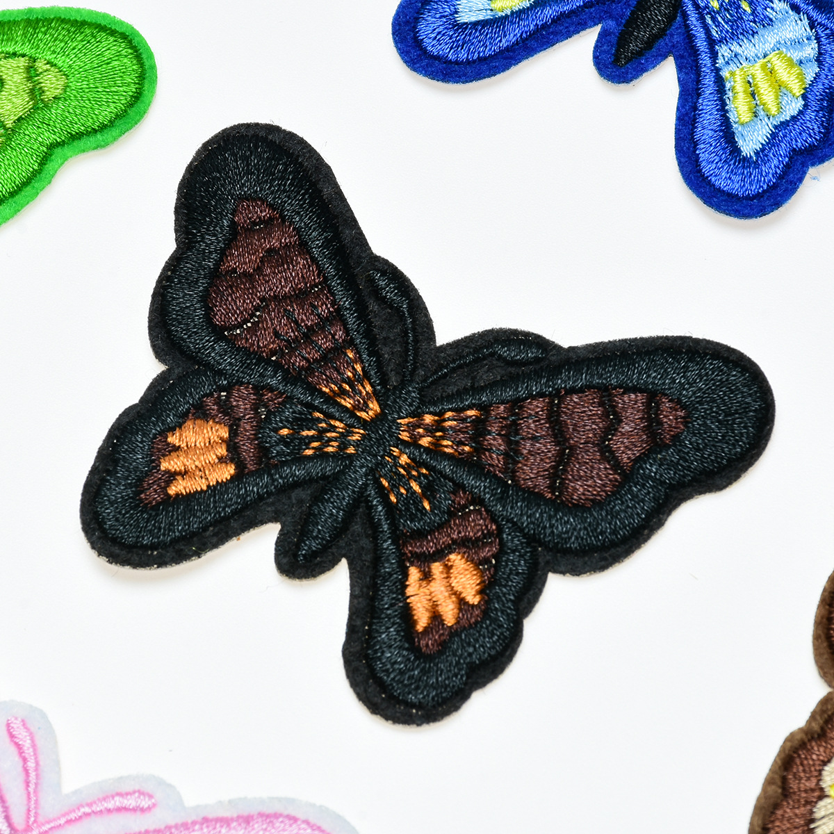 Fábrica directa color mariposa bordado tela pegatinas boutique bordado ropa pantalones reparación agujero con parche adhesivo pegatinas