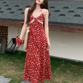 蕾丝拼接碎花吊带连衣裙女2026夏季新款气质修身显瘦小众长裙子潮