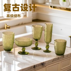 レトロな浮き彫り工芸による革新的なデザインの布模様シリーズのワイングラス、飲料水用グラス、装飾品、ワイン本来の色のガラス
