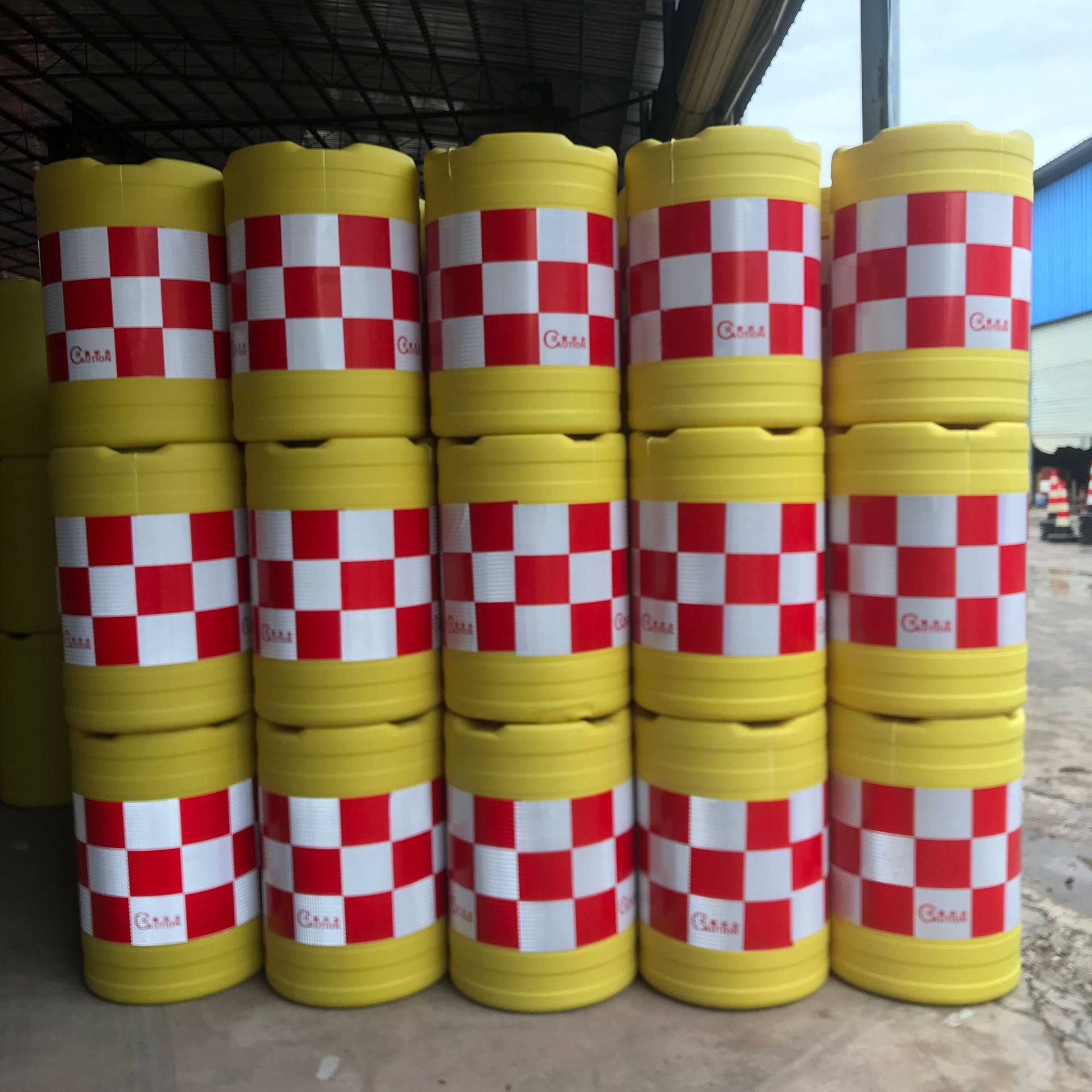 广西南宁高速反光吹塑防撞桶公路安全设施塑料注水防撞桶施工防护