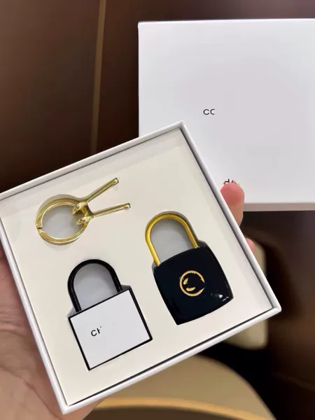 Xiaoxiang offers gift sets in stock for Valentine's Day, featuring a black and white metal box, a delicate and practical pendant, and a trendy decorative piece