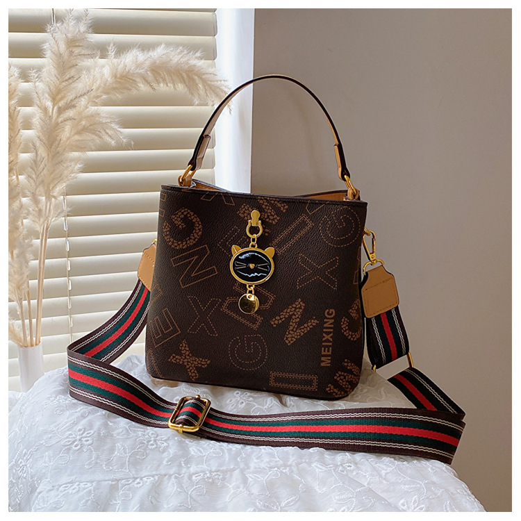 Frauen 2023 Neue Trendy Sommer High-End-Wasser Eimer Mode Alter Reduziert Umhängetasche Modische Handheld_voghion.com