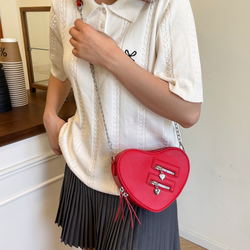 Bolso de cadena de diseño de nicho 2025 verano nuevo bolso femenino personalidad estilo motocicleta bolso de hombro moda amor bolso de mensajero